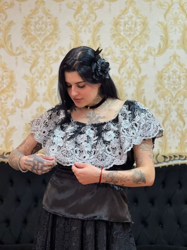 Blusa Babado Bordado Pto/Prata 208 - Imagem 2