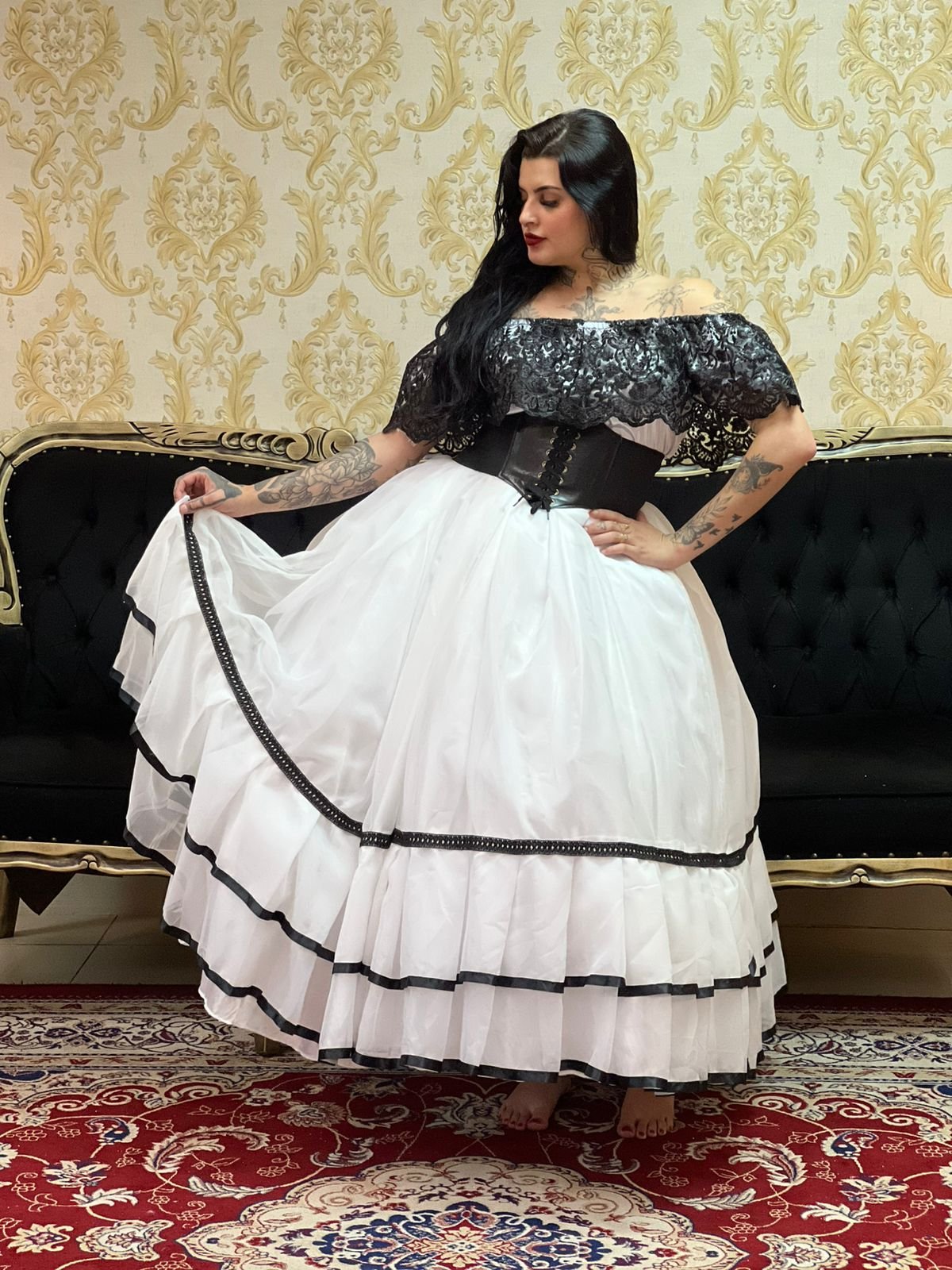 Blusa Babado Bordado Bco/Pto 052